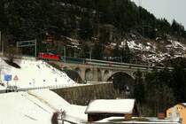 Mit einer Re 4/4 II bespannt �berquert EC 170  Monte Ceneri  am 6.12.2008 die Mittlere Meienreussbr�cke bei Wassen. Da in jenen Tagen die Kompositionen f�r den IR-Verkehr �ber den Gotthard umgestellt und mit EC-Wagen erg�nzt wurden, wurden die zwei mittleren Bpm EC an diesem Tag durch Bpm 51 ersetzt. 