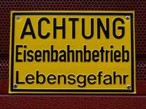Diese Schilder h�ngen seit ein paar Tagen an der neuen Schallschutzmauer an der Bleibergerstrasse in Aachen.