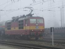 Tschechische Kn�delpresse der Baureihe 272 007-5 im Morgennebel des 03.07.09 bei Durchfahrt im Bf. Riesa 