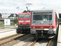 Hier links eine S2 nach Warnem�nde und rechts ein RE6 nach Stettin. Diese Z�ge standen am 27.6.2009 in G�strow.