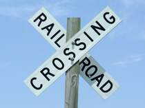 Bahnuebergangsschild an einer ziemlich verlassen  Dirt-road  nahe McPherson, Kansas am 09.07.2009.