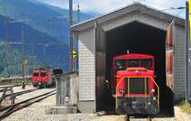 Die Gm 4/4 verschwindet im Schuppen in Oberwald. Links der 2. Autozug wartet auf seinen Einsatz. 8.7.09