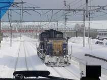 DD51 1147 in blauem Anstrich in Fukagawa auf der Nordinsel Hokkaido. 17.Februar 2009. (Aufnahme durch die verglaste Führerstandsrückwand eines Panorama-Steuerwagens.) SAPPORO-ASAHIKAWA 