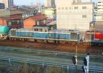 DD51 875 in blauem Anstrich in einer Doppeltraktion mit einem Kesselwagenzug in Kuwana, 26.Februar 2009. 