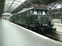 E44 046 am Museumsbahnsteig in Leipzig Hbf am 11.Juli 2009.