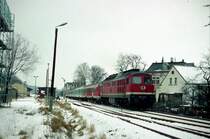 Normalerweise wurden diesel betriebende Wenderzuege in Ostsachsen Ende der neunziger Jahre mit der Lok am westlichen Ende des Zuges gefahren. Am 29. Dezember 1999 hatte entwerder 234 292-1 oder der Steruerwagen einen Defekt. Deswegen koennte ich dieses ungewohenliche Motiv bei der Ausfahrt von Neukich Ost in Richtung Zittau machen.