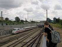 401 062-5 verl�sst Berlin Hbf am 11.7.2009. Kevins Interesse an ihm scheint sich in Grenzen zu halten;-)