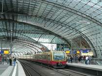 6-Wagen-Zug auf der S7 nach Ahrensfelde. Da bei dieser Baureihe die Achsen alle 7 Tage gepr�ft werden m�ssen und nach diesen 7 Tagen keine Fahrg�ste mehr transportiert werden d�rfen, gibt es nur noch wenige verf�gbare Fahrzeuge. Oft sind sie, wie in diesem Falle, verk�rzt. Die H�chstgeschwindigkeit wurde bereits von 100 auf 80 km/h heruntergesetzt, Grund hierf�r waren allerdings nicht die Achs-, sondern Bremsprobleme. 11.7.2009, Hauptbahnhof