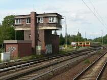 Eine in der Form  nie dagewesene Mangelwirtschaft bei der S-Bahn zeigt sich nun berlinweit in der Form, dass jedes verf�gbare Abstellgleis f�r Fahrzeuge genutzt werden muss, in denen keine Fahrg�ste mehr transportiert werden d�rfen. 11.7.2009, Berlin Wannsee, beim Bahnbildertreffen