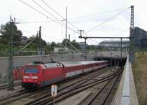 101 053-7 kommt hier mit dem EC 178 aus dem Berliner Hbf rausgefahren. 11.07.2009