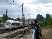 Wie die H�hner auf der Stange sucht hier jeder das beste Motiv auf seiner Cam. Jedenfalls hat jeder den ICE-T bei der Einfahrt in den Berliner Hbf im Blick und bestimmt auch auf die Chipkarte gebrannt. 11.07.2009