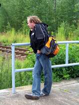 Man k�nnte meinen, Rolf schaut sich die Schmetterlinge an, welche gerade auf den Blumen vor ihn fliegen. Den ist aber nicht ganz so. In Wirklichkeit hat er das Telefon in der Hand und versuchte vermutlich seine Angie zu erreichen. ;) 11.07.2009 