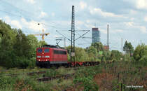 151 053-6 rollt am 6.07.09 gem�chlich mit einen Containerleerzug aus dem S�den durch Hamburg-Unterelbe Richtung Waltershof.