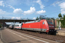 101 050-3 sorgt am IC 2114 Stuttgart Hbf - Hamburg-Altona f�r die n�tige Schubkraft, damit der Zug seine H�chstgeschwindigkeit von 200 km/h erreichen kann. Hier steht der Zug am 6.07.09 in Hamburg-Harburg auf Gleis 2 und wartet auf die Weiterfahrt Richtung Hamburg Hbf.