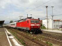 Die Entt�uschung war gro�, keine 113er... Der IC 1933 beim planm��igen Halt in Magdeburg-Buckau am 10.07.2009. Gezogen von 120 144-1. Wenigstens kam extra f�r diesen Zug mal kurz die Sonne raus ;-)