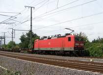 143 147-7 kommt mit einem kurzen G�terzug Flachwagen aus Richtung Braunschweig gefahren. Fotografiert in H�he Platz des 17. Juni in Magdeburg am 12.07.2009.