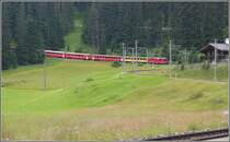 R1436 n�hert sich der Station Litzir�ti. Er f�hrt hinter der Lok den vierachsigen Aussichtswagen und an dritter Stelle den Steuerwagen. (12.07.2009)