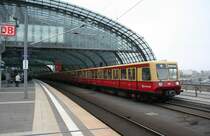 485 029-3 der Berliner S-Bahn am 25.10.2008 im  Berliner Hbf. als S9 zum Flughafen Berlin-Sch�nefeld.