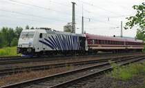 Was f�r ein Gl�ck, dank der Vormeldung konnte endlich das neue scheue Zebra der Lokomotion abgelichtet werden. Es handelt sich um 185 661-6 mit SZ 2222 nach Wolfsburg. Hier in Eschwege West am 12.07.2009.