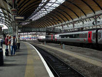 W�hrend wir auf unseren Zug warten, setzt sich auf dem gegen�ber liegenden Gleis ein Cross country Voyager-Triebzug in Bewegung. Bahnhof Inverness, 15. Aug. 2008