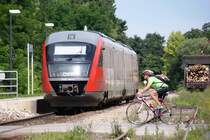 W�hrend 5022 060 auf der Fahrt nach Wiener Neustadt in der Haltestelle Wiesen-Sigle� h�lt, ist die EK f�r den Verkehr wieder freigegeben, 12.07.2009.