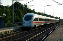 Beim warten auf meinen Zug begegnete mir am Morgen in Burgkemnitz dieser ICE-T der BR 411. Fotografiert am 11.07.09.