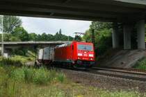 185 342-3 f�hrt mit einen Containerzug bei Fulda Richtung Norden am 11.07.2009