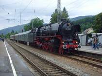 01 1066 der Ulmer Eisenbahnfreunde f�hrt mit DPE 88342 auf Gleis 1 in Hausach ein. 12.07.09 