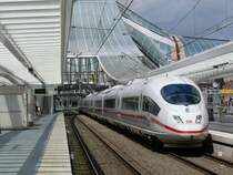 Der ICE 4604 (406 004-2) Bruxelles-Midi - Frankfurt Flughafen hat den lichtdurchfluteten Bahnhof von Li�ge-Guillemins erreicht, und wird p�nktlich um 13.14 Uhr weiterfahren. Planm�ssige Ankunft in Frankfurt ist 15.22 Uhr (das dazu passende Video wurde auch hochgeladen). Aufgenommen am 12/07/2009.