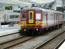 Neben den hochmodernen Thalys und ICE ist dies (leider) die einzige und um einiges weniger komfortable Alternative, um auf dem Schienenweg von der belgischen Provinzhauptstadt L�ttich ins deutsche Aachen zu gelangen. Der IR L�ttich - Aachen, hier mit Triebwagen 161 (AM62)steht abfahrbereit in Li�ge-Guillemins. Aufgenommen am 12/07/2009.