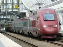Thalys 4342 Paris - K�ln ist soeben im Bahnhof Li�ge-Guillemins eingefahren. Im hinteren Teil des Zuges spiegelt sich noch der nach Waremme ausfahrende AM 62 Nr. 599. Aufgenommen am 12/07/2009.