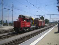 Dank dem perronfreien Geleise beim Bhf. Pf�ffikon SZ gelang diese Aufnahme am 25.6.09 mit der Ameise Tm 234 214-4 und einem Montagewagen.