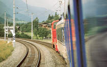 Auch das ist m�glich. Durch Bauarbeiten waren am 19. Juli 1989 in Teilen des Bahnhofs St.Johann im Pongau die Fahrleitung abgeschaltet. Durch mir nicht n�her bekannte Umst�nde schaffte es der als E717 verkehrende 4010 nicht durch den Bahnhof. Die als Arbeitszuglok eingeteilte 2067 wurde sogleich als Hilfslok angefordert, um den 4010 in/durch den Bahnhof zu ziehen. Da auf der Schwarzacher Seite scheinbar ein Auswechseln der 2067 nicht m�glich war, wurde sie gleich bis Schwarzach-St.Veit am Zug belassen, nat�rlich nach dem Bahnhof St.Johann wieder mit kr�ftiger Unterst�tzung des 4010. Durch die relativ geringe Streckenh�chstegeschwindigkeit in dem Bereich trat nur relativ wenig Versp�tung auf.