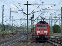 189 005-2 rollt am 6.07.09 als Lz aus Maschen durch den  Harburger Mastenwald  Richtung Waltershof, um dort einen Containerzug abzuholen und ihn Richtung S�den zu bringen. Aufgenommen mit einer 150er Brennweite vom Ende des Bahnsteiges 5/6.