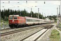1044 040 fhrt mit IC 533 von Wien Sd nach Villach.Dem Bild habe ich mit Absicht etwas Farbe entzogen!
Zeltweg 24.07.2009