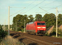 152 159-0 war am 16.07.09 im Pendeldienst zwischen Hamburg und L�beck zugeteilt. Hier f�hrt sie kurz vor der Durchfahrt in Reinfeld (Holst.) Richtung L�beck um dort einen neuen Zug zu �bernehmen und ihn nach Maschen Rbf zu bringen. 