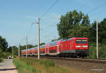 112 149-0 schiebt den RE 21415 Lbeck Hbf - Hamburg Hbf durch den Stadtrand von Bad Oldesloe und wird gleich zum Planhalt in der Kreisstadt Stormarns zum stehen kommen. Aufgenommen am 16.07.09.