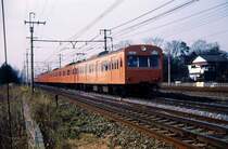 Serie 101 (ehem.Staatsbahn und JR): gebaut 1957-1963 (Zwischenwagen bis 1969), erstmals Kardanwellenantrieb und Aufteilung der Apparate auf den ganzen Zug; Motorwagen als Paare ausgebildet (Serie 101+Serie 100). Total 1535 Wagen　für die S-Bahnen Tokyo und Kansai; bis 2003 bei der JR ausgeschieden. Dies waren die Züge, von denen in den 1960er/70er Jahren jene Horrorbilder um die Welt gingen, die zu 300% gefüllte Wagen zeigten und dazu riesige Menschentrauben, die an den Bahnhöfen noch hineingedrückt werden mussten. Im Bild ein oranger Zug der Chûô-Linie (von Tokyo nach Westen) in Tokyo-Higashi Koganei, Frontwagen KUMOHA 101-207 (クモハ101-207), 31.Dezember 1972. 