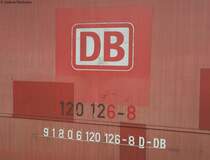 120 126 gleich einen Flickenteppich. Interessant ist ihre UIC Nummer.Da woll jemand vor gezeichnet damit sie ja gerade wird. Stuttgart Hbf 25.7.09 