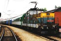 111 005-5 auf Bahnhof Praha-Hlavni sm 8-5-1995. Bild und scan: Date Jan de Vries.