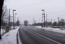 Hier zu sehen diese 2 Bahnbergnge in Lbbenau/Spreewald - Blick in Richtung Cottbus. Zge befahren diese Strecke zwischen Cottbus und Berlin bzw im Hintergrund von Calau.