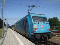 Die schmutzige Unicef-Lok 101 016-4 steht mit IC2239 von Warnem�nde nach Leipzig Hbf.im Bahnhof Warnem�nde.(26.07.09)