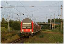 S3 aus Rostock Hbf zum Rostocker Seehafen Nord am 18.07.09 kurz vor dem Halt Rostock Dierkow.Schublok war 143 224.