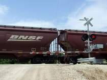 Grain cars der BNSF auf einem Bahn�bergang nahe Rose Hill, Kansas am 20.07.2009.