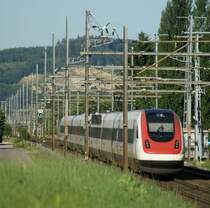 ICN 1510 (St. Gallen - Lausanne) im Fahrleitungsmastenwald in Grenchen am 26. Juli 2009