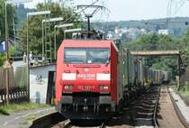 152 127-7 zieht einen Containerzug durch Erpel am 16.07.2009