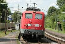 Die alte 140 002-7 zieht einen Gterzug durch Erpel am 16.07.2009, eine Ehre einer der letzten BR 140 mit Einfachlampen fahrend zu sehen..