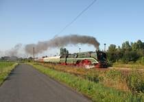 18 201 war am 26.07.2009 wieder einmal im Vogtland unterwegs. Auf ihrer Fahrt nach Augsburg erreicht sie mit ihrem Sonderzug am frhen Morgen Syrau.