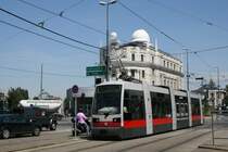 ULF A Nr. 15 f�hrt an der Sternwarte Urania vorbei (Station Julius Raab Platz)