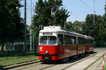 Ein Zug der Linie 1 in der Wendeschleife Prater Hauptallee